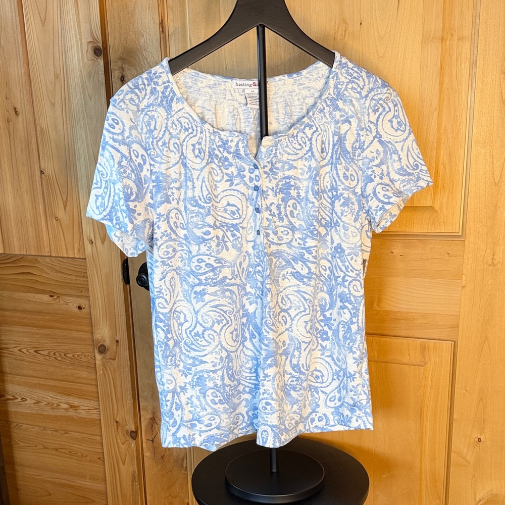 Elegant Blue and White Paisley Short Sleeve Tee